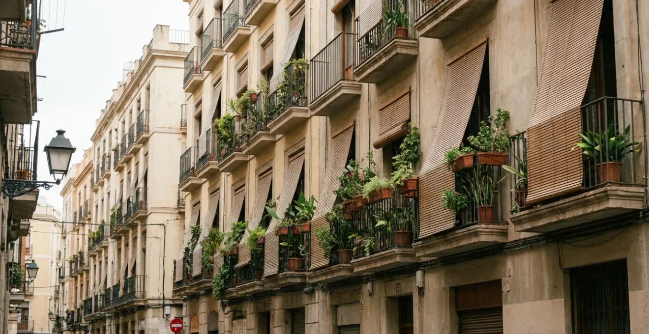 Fachada típica de edificio residencial español con balcones y persianas, precio vivienda España